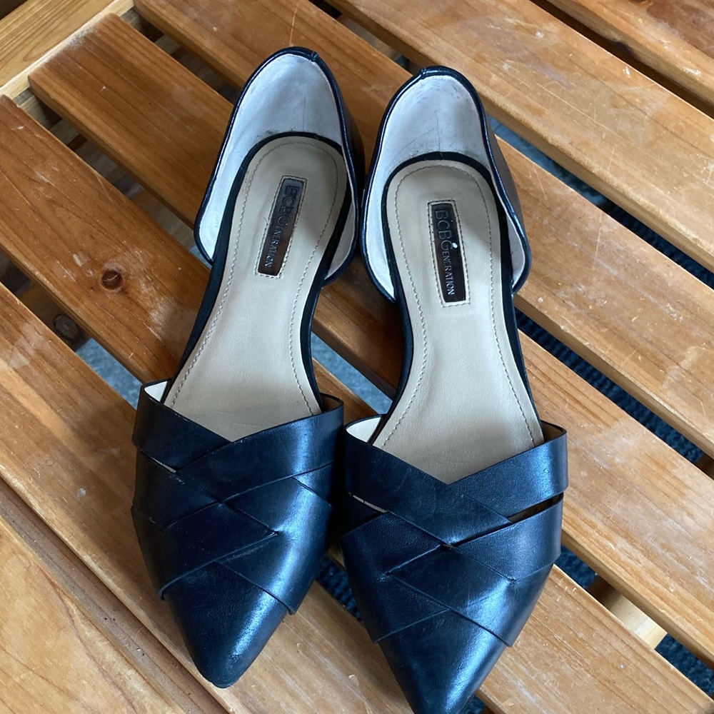 Pointed toe black flats